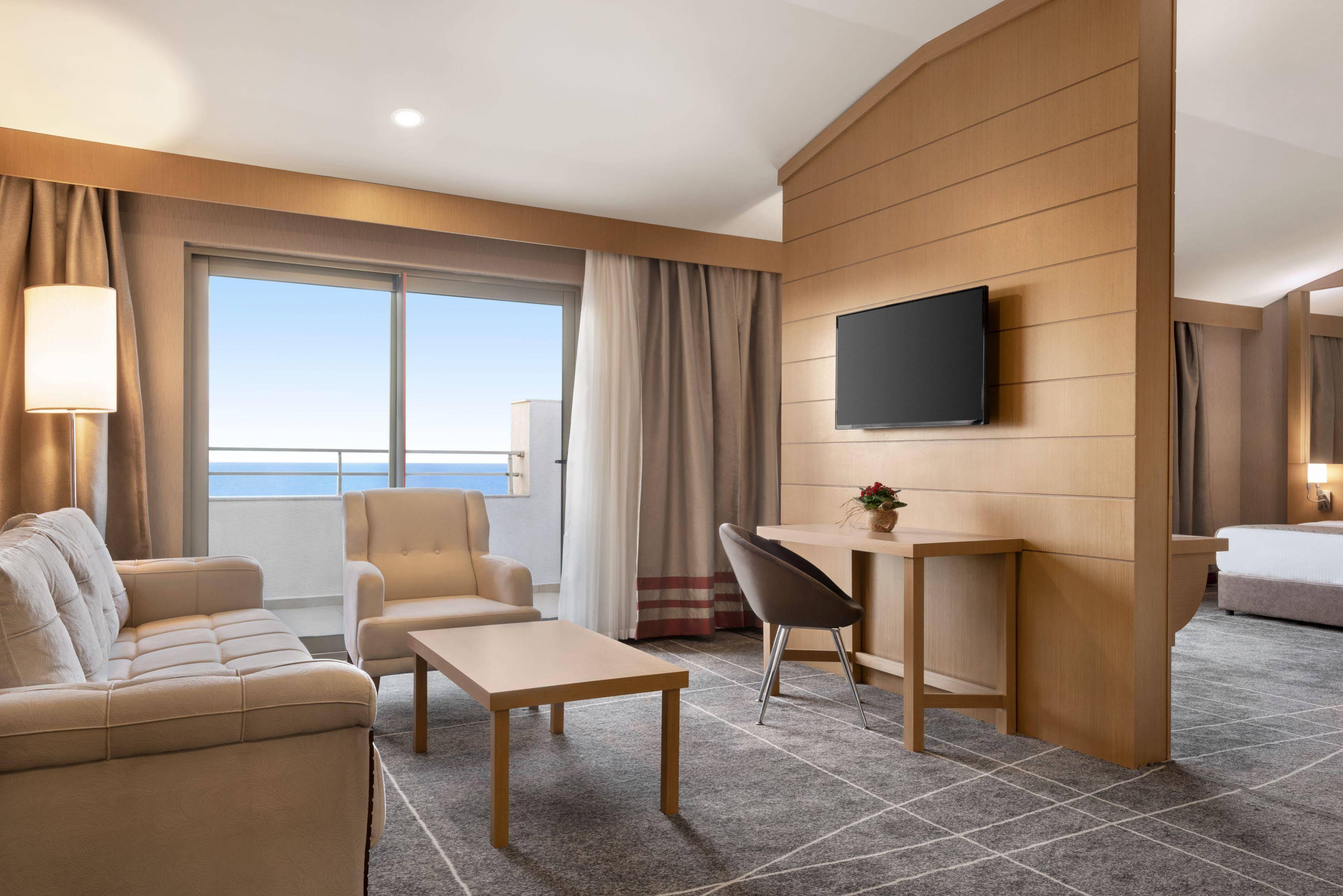 รามาดา รีสอร์ต บาย วินด์แฮม อุนเย Hotel Unye ภายนอก รูปภาพ