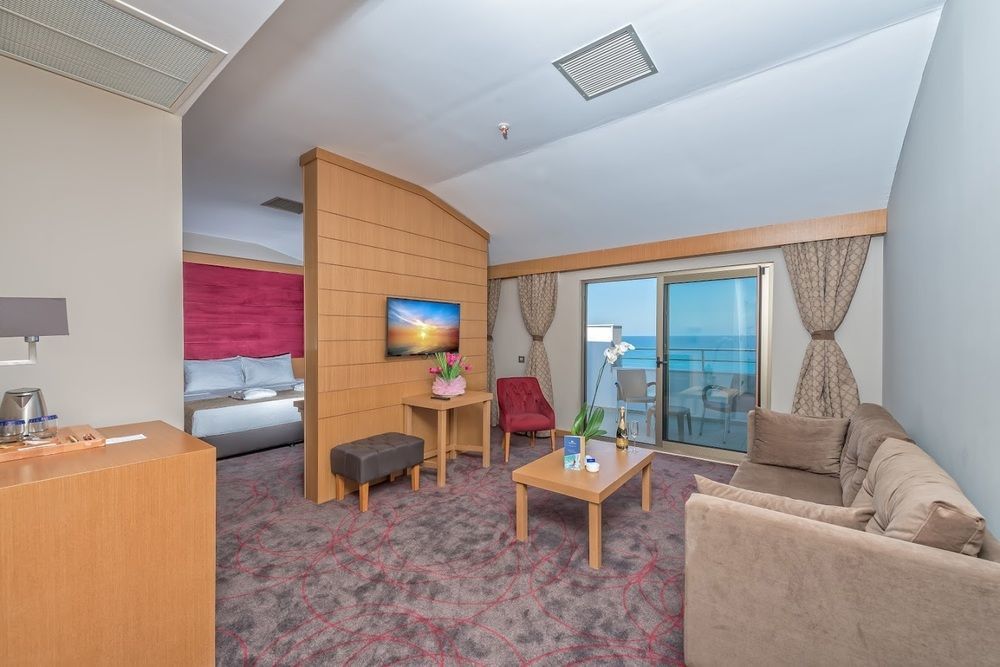 รามาดา รีสอร์ต บาย วินด์แฮม อุนเย Hotel Unye ภายนอก รูปภาพ